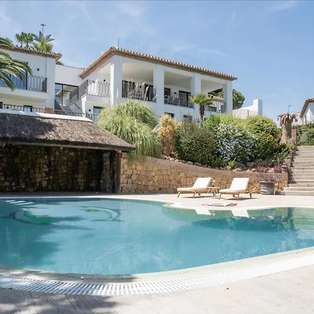 Exquisite 5 Bdrm Luxury W Gym, Bbq, And Pool Apartment