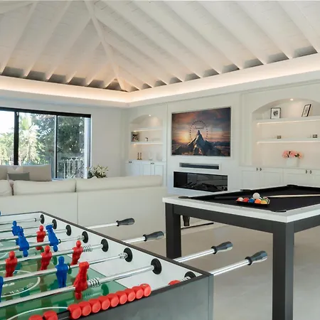 Exquisite 5 Bdrm Luxury W Gym, Bbq, And Pool Apartment