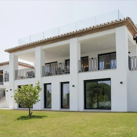 Exquisite 5 Bdrm Luxury W Gym, Bbq, And Pool Apartment *