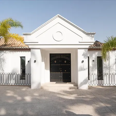 Exquisite 5 Bdrm Luxury W Gym, Bbq, And Pool Marbella