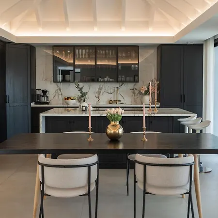 Exquisite 5 Bdrm Luxury W Gym, Bbq, And Pool Apartment *