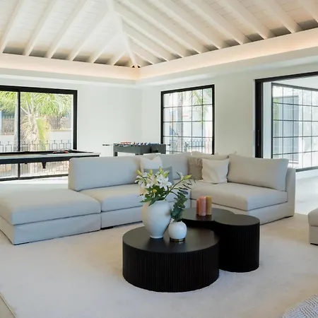 Exquisite 5 Bdrm Luxury W Gym, Bbq, And Pool Marbella