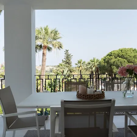 Exquisite 5 Bdrm Luxury W Gym, Bbq, And Pool Apartment *