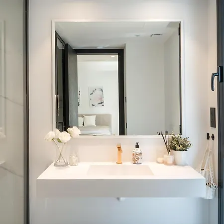 Exquisite 5 Bdrm Luxury W Gym, Bbq, And Pool Apartment