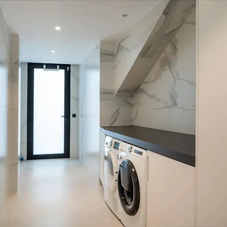 Exquisite 5 Bdrm Luxury W Gym, Bbq, And Pool Apartment *